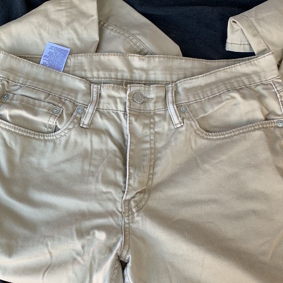 Tan Levi’s - Picture 2 of 3